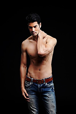 포토 JPG 스튜디오촬영 외국인 해외기획촬영 2012년태국 남자 맨라이프 포즈 검은배경 근육 상의탈의 실내 한명 서기 사람 성인 앞모습 캐주얼 30대 운동 섹시 헬스 청바지 성인남자한명만 장년만 장년남자만 장년남자한명만 국내포토 1 라이프스타일 옷 뷰포인트 백그라운드 컨셉 바지 모션 탈의 건강 인종 내부 장년 검은색 남자만 남자한명만 성인남자만 성인만 파일형식