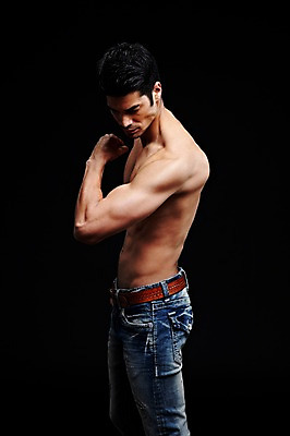 포토 JPG 스튜디오촬영 외국인 해외기획촬영 2012년태국 남자 맨라이프 포즈 검은배경 근육 상의탈의 실내 한명 서기 사람 성인 옆모습 캐주얼 30대 운동 섹시 헬스 청바지 팔운동 알통 팔근육 성인남자한명만 장년만 장년남자만 장년남자한명만 국내포토 1 라이프스타일 옷 뷰포인트 백그라운드 컨셉 바지 모션 탈의 건강 인종 내부 장년 검은색 남자만 남자한명만 성인남자만 성인만 파일형식