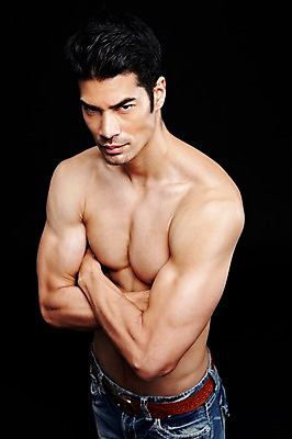 포토 JPG 스튜디오촬영 외국인 해외기획촬영 2012년태국 남자 맨라이프 포즈 검은배경 근육 상의탈의 실내 한명 서기 사람 상반신 성인 앞모습 캐주얼 30대 운동 섹시 팔짱 헬스 청바지 알통 팔근육 성인남자한명만 장년만 장년남자만 장년남자한명만 국내포토 1 라이프스타일 옷 뷰포인트 백그라운드 컨셉 바지 모션 탈의 건강 인종 내부 장년 검은색 남자만 남자한명만 성인남자만 성인만 파일형식