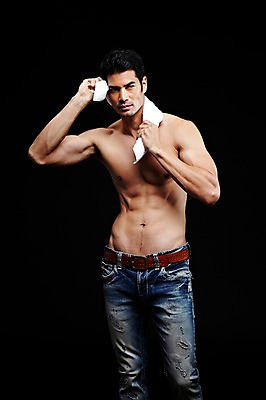 포토 JPG 스튜디오촬영 외국인 해외기획촬영 2012년태국 남자 맨라이프 검은배경 근육 상의탈의 실내 한명 서기 들기 사람 성인 앞모습 캐주얼 30대 수건 뷰티 섹시 목욕 청바지 성인남자한명만 장년만 장년남자만 장년남자한명만 그루밍족 국내포토 1 라이프스타일 옷 뷰포인트 백그라운드 컨셉 바지 모션 탈의 인종 내부 장년 위생용품 검은색 청결 남자만 남자한명만 성인남자만 성인만 파일형식