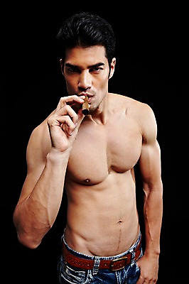 포토 JPG 스튜디오촬영 외국인 해외기획촬영 2012년태국 남자 맨라이프 검은배경 근육 상의탈의 흡연 담배 실내 한명 서기 들기 사람 상반신 성인 앞모습 캐주얼 30대 섹시 청바지 물기 성인남자한명만 장년만 장년남자만 장년남자한명만 국내포토 1 라이프스타일 옷 뷰포인트 백그라운드 컨셉 바지 모션 탈의 인종 내부 장년 검은색 남자만 남자한명만 성인남자만 성인만 파일형식