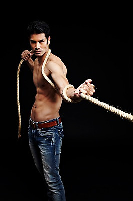 포토 JPG 스튜디오촬영 외국인 해외기획촬영 2012년태국 남자 밧줄 줄 맨라이프 포즈 검은배경 근육 상의탈의 실내 한명 서기 사람 성인 앞모습 캐주얼 30대 섹시 청바지 당기기 성인남자한명만 장년만 장년남자만 장년남자한명만 국내포토 1 라이프스타일 옷 뷰포인트 백그라운드 컨셉 바지 모션 탈의 인종 내부 장년 검은색 남자만 남자한명만 성인남자만 성인만 파일형식