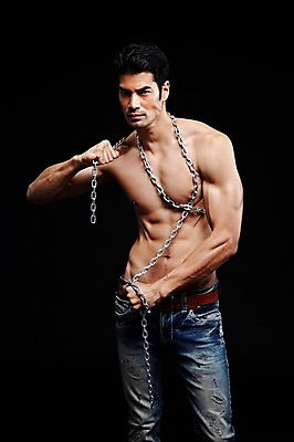 포토 JPG 스튜디오촬영 외국인 해외기획촬영 2012년태국 남자 맨라이프 포즈 검은배경 근육 상의탈의 실내 한명 서기 사람 성인 앞모습 캐주얼 30대 섹시 청바지 쇠사슬 성인남자한명만 장년만 장년남자만 장년남자한명만 국내포토 1 라이프스타일 옷 뷰포인트 백그라운드 컨셉 바지 모션 탈의 인종 내부 장년 검은색 남자만 남자한명만 성인남자만 성인만 파일형식
