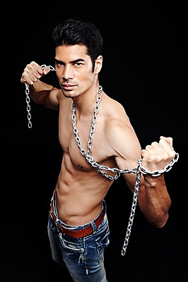 포토 JPG 스튜디오촬영 외국인 해외기획촬영 2012년태국 남자 맨라이프 포즈 검은배경 근육 상의탈의 실내 한명 사람 상반신 성인 캐주얼 30대 섹시 청바지 쇠사슬 성인남자한명만 장년만 장년남자만 장년남자한명만 국내포토 1 라이프스타일 옷 백그라운드 컨셉 바지 탈의 인종 내부 장년 검은색 남자만 남자한명만 성인남자만 성인만 파일형식