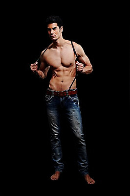 포토 JPG 스튜디오촬영 전신 외국인 해외기획촬영 2012년태국 남자 맨라이프 포즈 검은배경 근육 상의탈의 실내 한명 서기 사람 성인 앞모습 캐주얼 30대 섹시 청바지 멜빵 성인남자한명만 장년만 장년남자만 장년남자한명만 국내포토 1 라이프스타일 잡화 옷 뷰포인트 백그라운드 컨셉 바지 모션 탈의 인종 내부 장년 검은색 남자만 남자한명만 성인남자만 성인만 파일형식