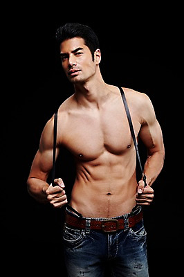 포토 JPG 스튜디오촬영 외국인 해외기획촬영 2012년태국 남자 맨라이프 포즈 검은배경 근육 상의탈의 실내 한명 사람 상반신 성인 앞모습 캐주얼 30대 섹시 청바지 멜빵 성인남자한명만 장년만 장년남자만 장년남자한명만 국내포토 1 라이프스타일 잡화 옷 뷰포인트 백그라운드 컨셉 바지 탈의 인종 내부 장년 검은색 남자만 남자한명만 성인남자만 성인만 파일형식