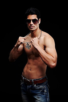 포토 JPG 스튜디오촬영 외국인 해외기획촬영 2012년태국 남자 맨라이프 포즈 십자가 목걸이 검은배경 근육 상의탈의 실내 한명 사람 상반신 성인 앞모습 캐주얼 30대 선글라스 섹시 청바지 성인남자한명만 장년만 장년남자만 장년남자한명만 국내포토 1 라이프스타일 옷 안경 뷰포인트 백그라운드 컨셉 장신구 바지 탈의 인종 내부 장년 검은색 남자만 남자한명만 성인남자만 성인만 파일형식