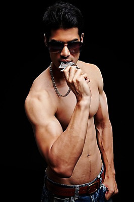 포토 JPG 스튜디오촬영 외국인 해외기획촬영 2012년태국 남자 맨라이프 포즈 십자가 목걸이 검은배경 근육 상의탈의 실내 한명 사람 상반신 성인 앞모습 캐주얼 30대 선글라스 섹시 청바지 물기 성인남자한명만 장년만 장년남자만 장년남자한명만 국내포토 1 라이프스타일 옷 안경 뷰포인트 백그라운드 컨셉 장신구 바지 모션 탈의 인종 내부 장년 검은색 남자만 남자한명만 성인남자만 성인만 파일형식