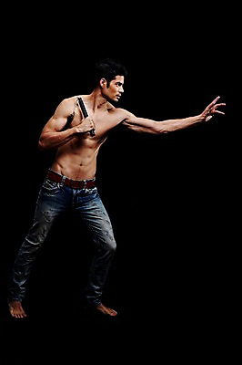 포토 JPG 스튜디오촬영 전신 외국인 해외기획촬영 2012년태국 남자 맨라이프 포즈 모션 검은배경 근육 상의탈의 실내 한명 서기 들기 사람 성인 옆모습 캐주얼 30대 운동 운동기구 헬스 청바지 무도 쌍절곤 쌍절봉 성인남자한명만 장년만 장년남자만 장년남자한명만 국내포토 1 라이프스타일 옷 스포츠 뷰포인트 백그라운드 바지 탈의 건강 인종 내부 장년 검은색 남자만 남자한명만 성인남자만 성인만 파일형식