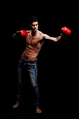포토 JPG 스튜디오촬영 전신 외국인 해외기획촬영 2012년태국 남자 맨라이프 포즈 모션 검은배경 근육 상의탈의 실내 한명 서기 사람 성인 캐주얼 30대 운동 헬스 권투 글러브 청바지 권투글러브 펀치 성인남자한명만 장년만 장년남자만 장년남자한명만 국내포토 1 라이프스타일 옷 스포츠용품 장갑 백그라운드 바지 탈의 건강 인종 내부 장년 검은색 격투기 남자만 남자한명만 성인남자만 성인만 파일형식