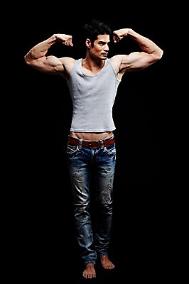 포토 JPG 스튜디오촬영 전신 외국인 해외기획촬영 2012년태국 남자 맨라이프 포즈 모션 검은배경 근육 실내 한명 서기 사람 성인 앞모습 캐주얼 30대 민소매 운동 헬스 청바지 알통 성인남자한명만 장년만 장년남자만 장년남자한명만 국내포토 1 라이프스타일 옷 뷰포인트 백그라운드 상의 바지 건강 인종 내부 장년 검은색 남자만 남자한명만 성인남자만 성인만 파일형식