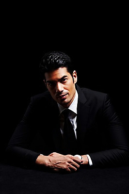 포토 JPG 스튜디오촬영 외국인 해외기획촬영 2012년태국 남자 맨라이프 비즈니스 검은배경 스트레스 실내 한명 사람 정장 상반신 성인 앞모습 30대 비즈니스라이프 직장인 비즈니스맨 괴로움 성인남자한명만 장년만 장년남자만 장년남자한명만 국내포토 직업 1 라이프스타일 옷 감정 뷰포인트 백그라운드 인종 내부 장년 검은색 남자만 남자한명만 성인남자만 성인만 파일형식