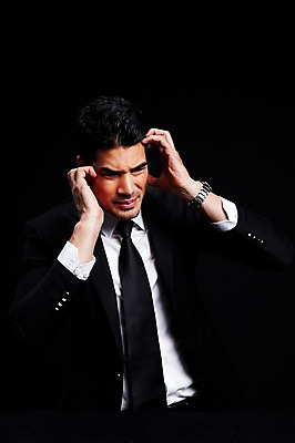 포토 JPG 스튜디오촬영 외국인 해외기획촬영 2012년태국 남자 맨라이프 비즈니스 검은배경 스트레스 실내 한명 사람 정장 상반신 성인 앞모습 30대 비즈니스라이프 직장인 비즈니스맨 괴로움 두통 성인남자한명만 장년만 장년남자만 장년남자한명만 국내포토 직업 1 라이프스타일 옷 감정 뷰포인트 백그라운드 인종 내부 장년 검은색 질병 남자만 남자한명만 성인남자만 성인만 파일형식