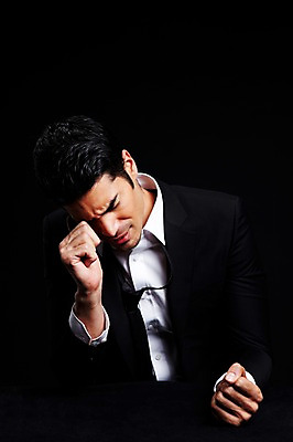 포토 JPG 스튜디오촬영 외국인 해외기획촬영 2012년태국 남자 맨라이프 포즈 비즈니스 검은배경 스트레스 실내 한명 사람 정장 상반신 성인 앞모습 30대 비즈니스라이프 눈감음 주먹 직장인 비즈니스맨 괴로움 성인남자한명만 장년만 장년남자만 장년남자한명만 국내포토 직업 1 라이프스타일 옷 감정 뷰포인트 백그라운드 모션 인종 내부 장년 검은색 남자만 남자한명만 성인남자만 성인만 파일형식