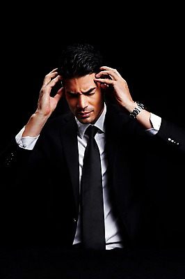 포토 JPG 스튜디오촬영 외국인 해외기획촬영 2012년태국 남자 맨라이프 비즈니스 검은배경 스트레스 실내 한명 사람 정장 상반신 성인 앞모습 30대 비즈니스라이프 직장인 비즈니스맨 괴로움 두통 성인남자한명만 장년만 장년남자만 장년남자한명만 국내포토 직업 1 라이프스타일 옷 감정 뷰포인트 백그라운드 인종 내부 장년 검은색 질병 남자만 남자한명만 성인남자만 성인만 파일형식