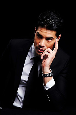 포토 JPG 스튜디오촬영 외국인 해외기획촬영 응시 2012년태국 남자 맨라이프 생각 비즈니스 검은배경 스트레스 실내 한명 사람 정장 상반신 성인 앞모습 30대 비즈니스라이프 턱괴기 직장인 비즈니스맨 괴로움 성인남자한명만 장년만 장년남자만 장년남자한명만 국내포토 직업 1 라이프스타일 시선 옷 감정 뷰포인트 백그라운드 모션 인종 내부 장년 검은색 남자만 남자한명만 성인남자만 성인만 파일형식