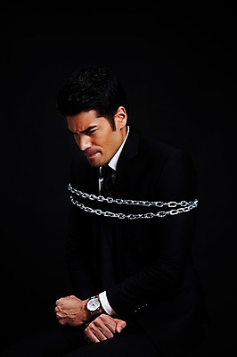 포토 JPG 스튜디오촬영 외국인 해외기획촬영 2012년태국 남자 맨라이프 비즈니스 검은배경 스트레스 실내 한명 사람 정장 상반신 성인 30대 비즈니스라이프 직장인 비즈니스맨 쇠사슬 묶기 구속 괴로움 성인남자한명만 장년만 장년남자만 장년남자한명만 국내포토 직업 1 라이프스타일 옷 감정 백그라운드 컨셉 모션 인종 내부 장년 검은색 남자만 남자한명만 성인남자만 성인만 파일형식