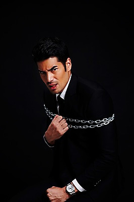 포토 JPG 스튜디오촬영 외국인 해외기획촬영 2012년태국 남자 맨라이프 비즈니스 검은배경 스트레스 실내 한명 사람 정장 상반신 성인 30대 비즈니스라이프 직장인 비즈니스맨 쇠사슬 묶기 구속 괴로움 성인남자한명만 장년만 장년남자만 장년남자한명만 국내포토 직업 1 라이프스타일 옷 감정 백그라운드 컨셉 모션 인종 내부 장년 검은색 남자만 남자한명만 성인남자만 성인만 파일형식