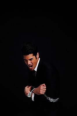 포토 JPG 스튜디오촬영 외국인 해외기획촬영 2012년태국 남자 맨라이프 비즈니스 검은배경 스트레스 실내 한명 사람 정장 상반신 성인 30대 비즈니스라이프 외침 주먹 직장인 비즈니스맨 쇠사슬 묶기 구속 괴로움 성인남자한명만 장년만 장년남자만 장년남자한명만 국내포토 직업 1 라이프스타일 옷 감정 백그라운드 컨셉 모션 인종 내부 장년 검은색 소리 남자만 남자한명만 성인남자만 성인만 파일형식