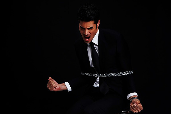 포토 JPG 스튜디오촬영 외국인 해외기획촬영 2012년태국 남자 맨라이프 비즈니스 검은배경 스트레스 실내 한명 사람 정장 상반신 성인 30대 비즈니스라이프 외침 주먹 직장인 비즈니스맨 쇠사슬 묶기 구속 괴로움 성인남자한명만 장년만 장년남자만 장년남자한명만 국내포토 직업 1 라이프스타일 옷 감정 백그라운드 컨셉 모션 인종 내부 장년 검은색 소리 남자만 남자한명만 성인남자만 성인만 파일형식