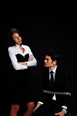 포토 JPG 스튜디오촬영 외국인 해외기획촬영 2012년태국 여자 남자 맨라이프 의자 비즈니스 검은배경 스트레스 실내 서기 사람 앉기 정장 성인 두명 30대 비즈니스라이프 팔짱 직장인 비즈니스맨 비즈니스우먼 쇠사슬 묶기 구속 괴로움 장년만 국내포토 직업 라이프스타일 옷 감정 가구 백그라운드 컨셉 모션 인종 내부 장년 검은색 성인만 파일형식