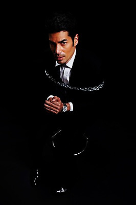 포토 JPG 스튜디오촬영 전신 외국인 해외기획촬영 2012년태국 남자 맨라이프 의자 비즈니스 검은배경 스트레스 실내 한명 사람 정장 성인 30대 비즈니스라이프 직장인 비즈니스맨 쇠사슬 묶기 구속 괴로움 성인남자한명만 장년만 장년남자만 장년남자한명만 국내포토 직업 1 라이프스타일 옷 감정 가구 백그라운드 컨셉 모션 인종 내부 장년 검은색 남자만 남자한명만 성인남자만 성인만 파일형식