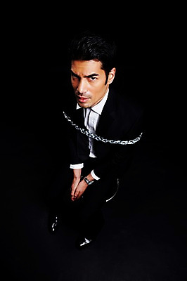 포토 JPG 스튜디오촬영 전신 외국인 해외기획촬영 2012년태국 남자 맨라이프 의자 비즈니스 검은배경 스트레스 실내 한명 사람 정장 성인 30대 비즈니스라이프 직장인 비즈니스맨 쇠사슬 묶기 구속 괴로움 성인남자한명만 장년만 장년남자만 장년남자한명만 국내포토 직업 1 라이프스타일 옷 감정 가구 백그라운드 컨셉 모션 인종 내부 장년 검은색 남자만 남자한명만 성인남자만 성인만 파일형식