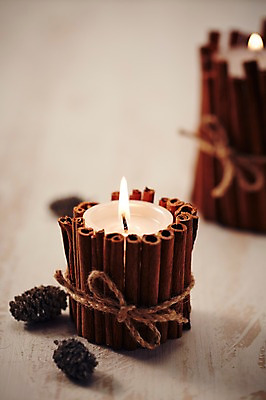 포토 JPG 스튜디오촬영 백그라운드 초 촛불 실내 이벤트 근접촬영 사람없음 목재 아웃포커스 장식 끈 오브젝트 솔방울 국내포토 나무 뷰포인트 재료 촬영기법 내부 파일형식