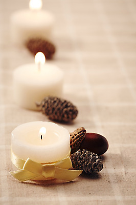 포토 JPG 스튜디오촬영 리본 백그라운드 초 촛불 실내 이벤트 근접촬영 사람없음 아웃포커스 장식 오브젝트 도토리 솔방울 국내포토 뷰포인트 촬영기법 내부 견과류 파일형식