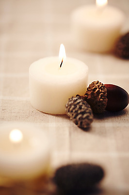 포토 JPG 스튜디오촬영 백그라운드 초 촛불 실내 이벤트 근접촬영 사람없음 아웃포커스 장식 오브젝트 도토리 솔방울 국내포토 뷰포인트 촬영기법 내부 견과류 파일형식