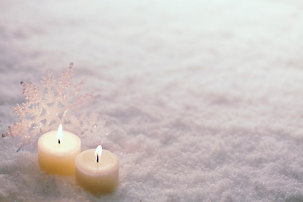 포토 JPG 스튜디오촬영 백그라운드 겨울 초 촛불 실내 이벤트 근접촬영 사람없음 아웃포커스 장식 눈 눈송이 오브젝트 국내포토 자연요소 계절 뷰포인트 날씨 눈_날씨 촬영기법 내부 파일형식