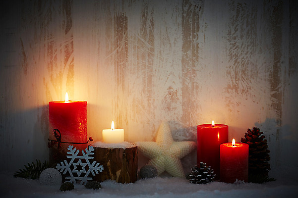 포토 JPG 스튜디오촬영 백그라운드 겨울 초 촛불 실내 이벤트 근접촬영 사람없음 장식 눈 눈송이 오브젝트 솔방울 국내포토 자연요소 계절 뷰포인트 날씨 눈_날씨 내부 파일형식