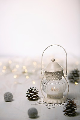 포토 JPG 스튜디오촬영 백그라운드 초 촛불 조명 실내 이벤트 근접촬영 사람없음 아웃포커스 장식 등불 오브젝트 솔방울 국내포토 뷰포인트 촬영기법 내부 파일형식