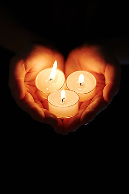 포토 JPG 스튜디오촬영 손 백그라운드 초 촛불 실내 한명 들기 이벤트 근접촬영 신체부위 장식 양손 오브젝트 국내포토 1 뷰포인트 모션 사람 내부 파일형식