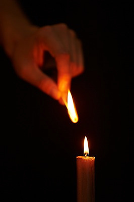 포토 JPG 스튜디오촬영 손 백그라운드 초 촛불 한손 실내 한명 들기 이벤트 근접촬영 아웃포커스 신체부위 장식 성냥 오브젝트 국내포토 1 뷰포인트 모션 촬영기법 사람 내부 파일형식