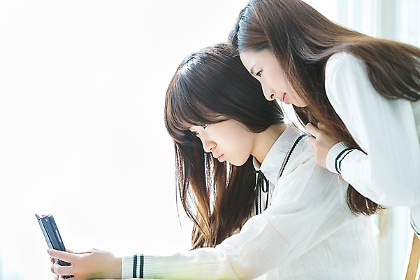 포토 JPG 학생 응시 여학생 여자 교복 교실 학교 청소년 여고생 고등학생 실내 들기 사람 앉기 동양인 두명 옆모습 10대 친구 스마트폰 스쿨라이프 십대라이프스타일 한국인 쉬는시간 십대여자만 국내포토 라이프스타일 시선 옷 교육 뷰포인트 관계 모션 휴식 인종 내부 핸드폰 스마트기기 여자만 십대만 파일형식