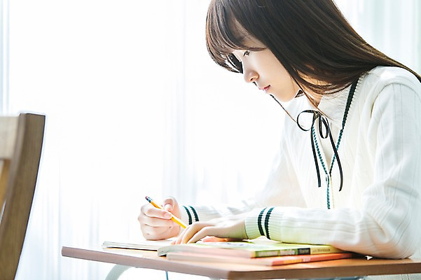 포토 JPG 학생 응시 여학생 여자 교육 교복 교실 학교 청소년 여고생 고등학생 수업 교재 실내 한명 사람 앉기 동양인 상반신 옆모습 10대 책 연필 스쿨라이프 십대라이프스타일 공책 한국인 기록 책상 십대여자한명만 국내포토 1 라이프스타일 시선 옷 뷰포인트 가구 모션 문구용품 학용품 인종 내부 필기구 여자한명만 십대여자만 파일형식