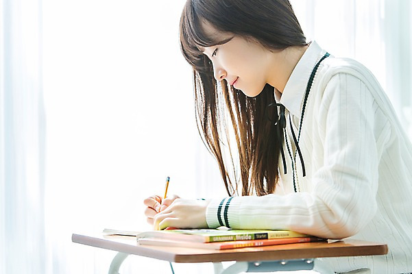 포토 JPG 학생 응시 여학생 여자 교육 교복 교실 학교 청소년 여고생 고등학생 수업 교재 실내 한명 사람 앉기 동양인 상반신 옆모습 10대 책 연필 스쿨라이프 십대라이프스타일 공책 한국인 기록 책상 십대여자한명만 국내포토 1 라이프스타일 시선 옷 뷰포인트 가구 모션 문구용품 학용품 인종 내부 필기구 여자한명만 십대여자만 파일형식