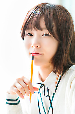 포토 JPG 학생 여학생 여자 교육 교복 교실 학교 청소년 여고생 고등학생 수업 실내 한명 들기 사람 동양인 상반신 옆모습 10대 연필 스쿨라이프 십대라이프스타일 한국인 십대여자한명만 국내포토 1 라이프스타일 옷 뷰포인트 모션 학용품 인종 내부 필기구 여자한명만 십대여자만 파일형식