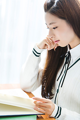 포토 JPG 학생 응시 여학생 여자 교육 교복 교실 학교 청소년 여고생 고등학생 수업 교재 실내 한명 사람 앉기 동양인 상반신 옆모습 10대 책 독서 스쿨라이프 십대라이프스타일 턱괴기 한국인 책상 십대여자한명만 국내포토 1 라이프스타일 시선 옷 뷰포인트 가구 모션 인종 내부 여자한명만 십대여자만 파일형식