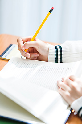 포토 JPG 학생 손 교육 교복 교실 학교 청소년 고등학생 수업 교재 실내 한명 사람 아웃포커스 신체부위 10대 책 연필 스쿨라이프 십대라이프스타일 책상 문제집 십대만 국내포토 1 라이프스타일 옷 가구 학용품 촬영기법 내부 필기구 파일형식