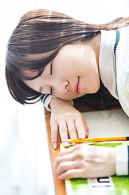 포토 JPG 학생 여학생 여자 교육 교복 엎드리기 교실 학교 청소년 여고생 고등학생 수업 교재 실내 한명 사람 동양인 상반신 옆모습 아웃포커스 10대 책 연필 스쿨라이프 눈감음 십대라이프스타일 공책 한국인 잠 책상 십대여자한명만 국내포토 1 라이프스타일 옷 뷰포인트 가구 모션 문구용품 학용품 촬영기법 인종 내부 필기구 여자한명만 십대여자만 파일형식
