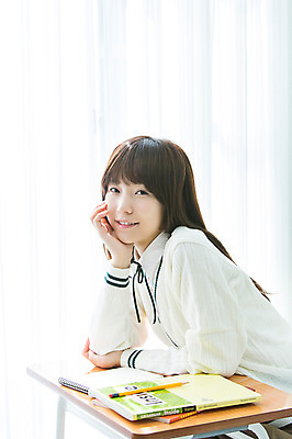 포토 JPG 학생 여학생 여자 교육 교복 교실 학교 청소년 여고생 고등학생 수업 교재 실내 한명 웃음 사람 앉기 동양인 상반신 옆모습 10대 책 연필 스쿨라이프 십대라이프스타일 공책 턱괴기 한국인 책상 십대여자한명만 국내포토 1 라이프스타일 옷 뷰포인트 가구 모션 문구용품 학용품 표정 인종 내부 필기구 여자한명만 십대여자만 파일형식