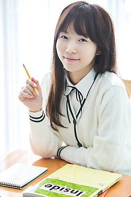 포토 JPG 학생 여학생 여자 교육 교복 교실 학교 청소년 여고생 고등학생 수업 교재 실내 한명 사람 앉기 동양인 상반신 앞모습 10대 책 연필 스쿨라이프 십대라이프스타일 공책 한국인 책상 십대여자한명만 국내포토 1 라이프스타일 옷 뷰포인트 가구 모션 문구용품 학용품 인종 내부 필기구 여자한명만 십대여자만 파일형식