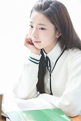 포토 JPG 학생 응시 여학생 여자 교육 교복 교실 학교 청소년 여고생 고등학생 수업 교재 실내 한명 사람 앉기 동양인 상반신 옆모습 10대 책 스쿨라이프 십대라이프스타일 턱괴기 한국인 책상 십대여자한명만 국내포토 1 라이프스타일 시선 옷 뷰포인트 가구 모션 인종 내부 여자한명만 십대여자만 파일형식
