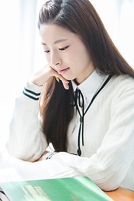 포토 JPG 학생 응시 여학생 여자 교육 교복 교실 학교 청소년 여고생 고등학생 수업 교재 실내 한명 사람 앉기 동양인 상반신 옆모습 10대 책 스쿨라이프 십대라이프스타일 턱괴기 한국인 책상 십대여자한명만 국내포토 1 라이프스타일 시선 옷 뷰포인트 가구 모션 인종 내부 여자한명만 십대여자만 파일형식