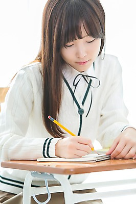 포토 JPG 학생 응시 여학생 여자 교육 교복 교실 학교 청소년 여고생 고등학생 수업 실내 한명 사람 앉기 동양인 상반신 앞모습 10대 연필 스쿨라이프 십대라이프스타일 공책 한국인 기록 책상 십대여자한명만 국내포토 1 라이프스타일 시선 옷 뷰포인트 가구 모션 문구용품 학용품 인종 내부 필기구 여자한명만 십대여자만 파일형식