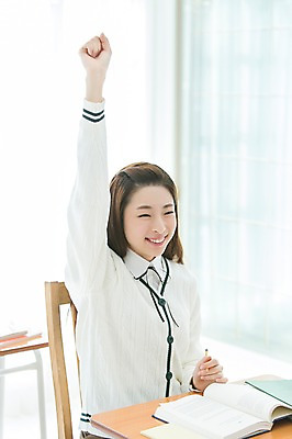 포토 JPG 학생 응시 여학생 여자 교육 교복 의자 교실 학교 청소년 여고생 고등학생 수업 교재 실내 한명 웃음 사람 앉기 동양인 상반신 10대 책 연필 스쿨라이프 손들기 십대라이프스타일 한국인 발표 질문 책상 십대여자한명만 국내포토 1 라이프스타일 시선 옷 가구 모션 학용품 표정 인종 내부 필기구 여자한명만 십대여자만 파일형식