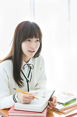 포토 JPG 학생 응시 여학생 여자 교육 교복 교실 학교 청소년 여고생 고등학생 수업 교재 실내 한명 사람 동양인 상반신 앞모습 10대 책 연필 스쿨라이프 십대라이프스타일 한국인 책상 십대여자한명만 국내포토 1 라이프스타일 시선 옷 뷰포인트 가구 학용품 인종 내부 필기구 여자한명만 십대여자만 파일형식