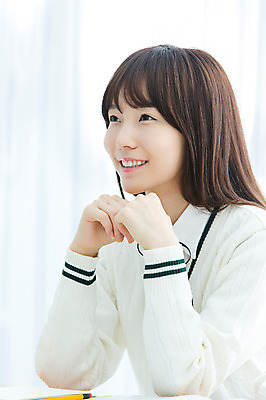 포토 JPG 학생 응시 여학생 여자 교육 교복 교실 학교 청소년 여고생 고등학생 수업 실내 한명 웃음 사람 동양인 상반신 옆모습 10대 책 연필 스쿨라이프 십대라이프스타일 한국인 책상 십대여자한명만 국내포토 1 라이프스타일 시선 옷 뷰포인트 가구 학용품 표정 인종 내부 필기구 여자한명만 십대여자만 파일형식